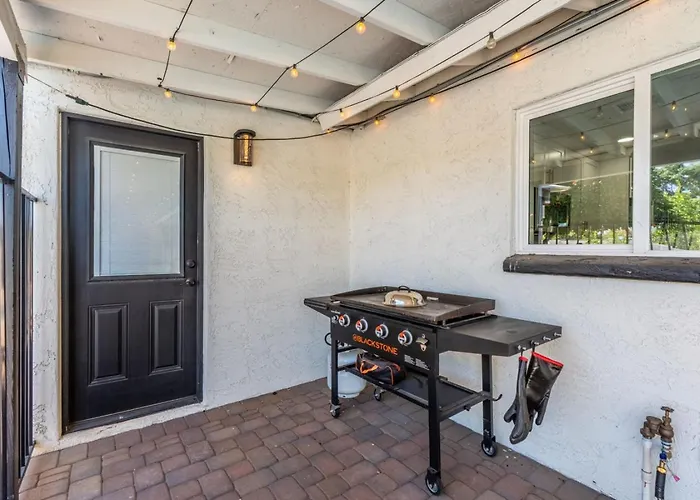 Modern With Hot Tub And Pool Holiday home Phoenix